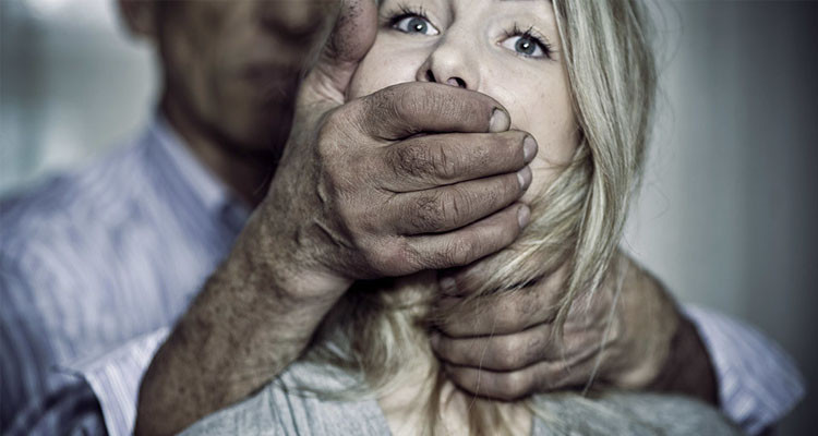 بنزرت: شيخ الستين يحوّل وجهة شابة نحو إسطبل ويعتدي عليها بآلة حادة