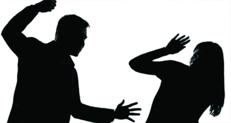 تاجروين: يعترض سبيل صديقته ليعنفها ويشوّه وجهها بشفرة حلاقة