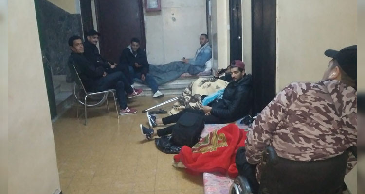 عائلات شهداء وجرحى الثورة تحول اعتصامها إلى مقر رابطة حقوق الانسان
