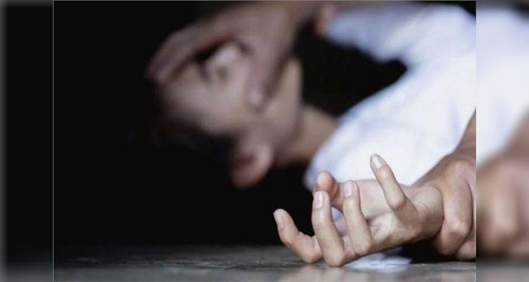 أوهمها بأنه سيقدمها لوالدته فاستدرجها  واعتدى عليها جنسيا 