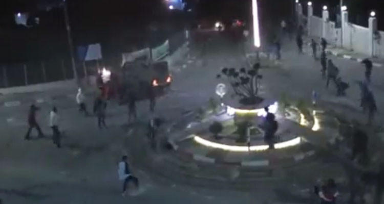 بعد اصطدامها بالحائط: الفلسطينيون يمطرون سيارة ''جيب'' بوابل من الحجارة 