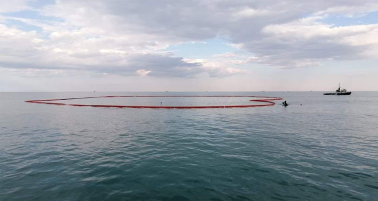 ديوان البحرية :تم بنجاح تطويق كميات الزيوت الضئيلة المتسربة من باخرة اكسيلو