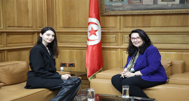 وزيرة الشؤون الثقافية تستقبل عارضة الأزياء مريم بوقديدة 