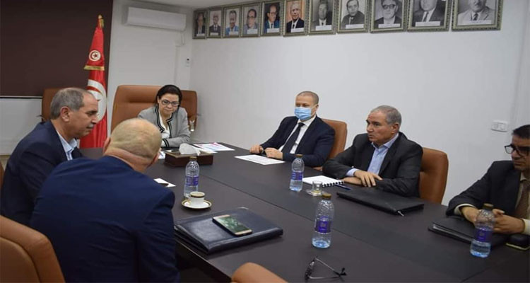 ارتفاع أسعار الأعلاف محور جلسة عمل بين وزيرة التجارة ومهنيي الألبان  