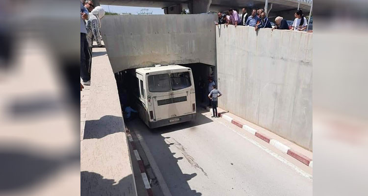 حافلة شركة نقل تونس تعلق بنفق  محمود الماطري قبل إخراجها 