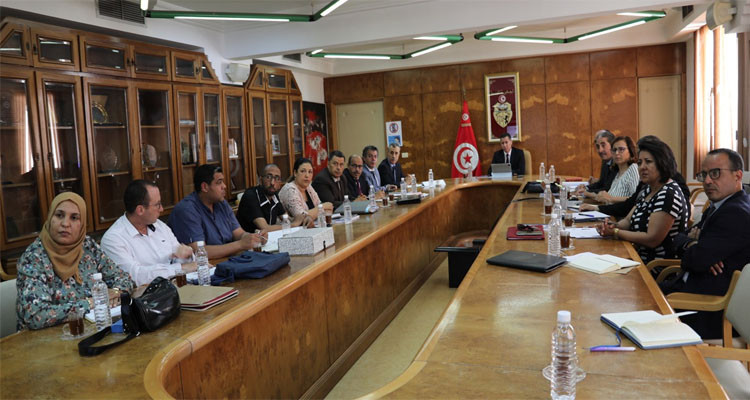 وزير النقل يترأس اجتماع لتدارس حل إشكاليات تنفيذ مشروع ميناء المياه العميقة 