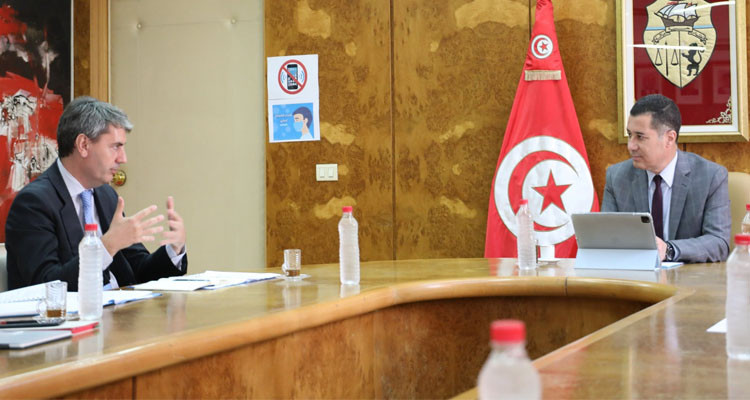 وزير النقل يتباحث مع ممثلين عن البنك الأوروبي للاستثمار فرص التعاون 