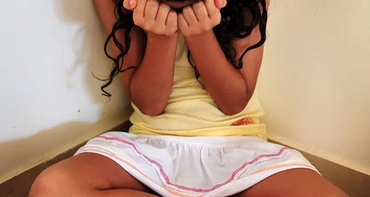 يجلب الحرفاء لطفلة الـ17 عاما ويتقاسم معها الأموال 