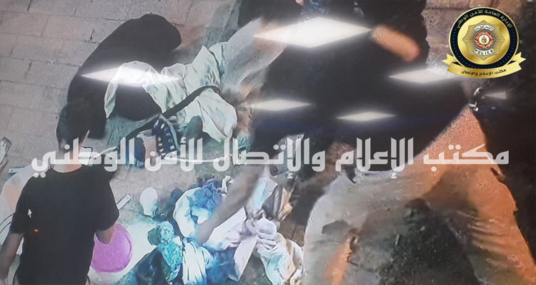 فريق أمني مختص يتأكد من خلو حقيبة مشبوهة من المواد الخطرة