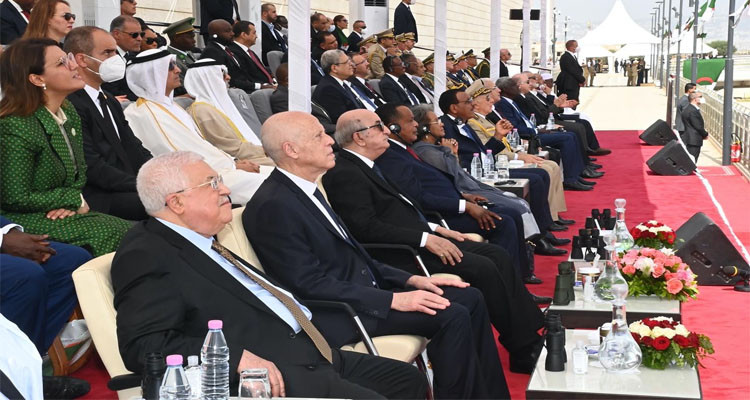رئيس الدولة يتابع الاستعراض العسكري بمناسبة عيد الاستقلال الجزائري