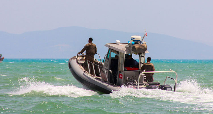 جيش البحر ينقذ أربعة مهاجرين أفارقة من الغرق قبالة سواحل قليبية 