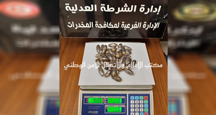 القبض على نفر أخفى داخل بطنه كمية من كبسولات المخدرات 