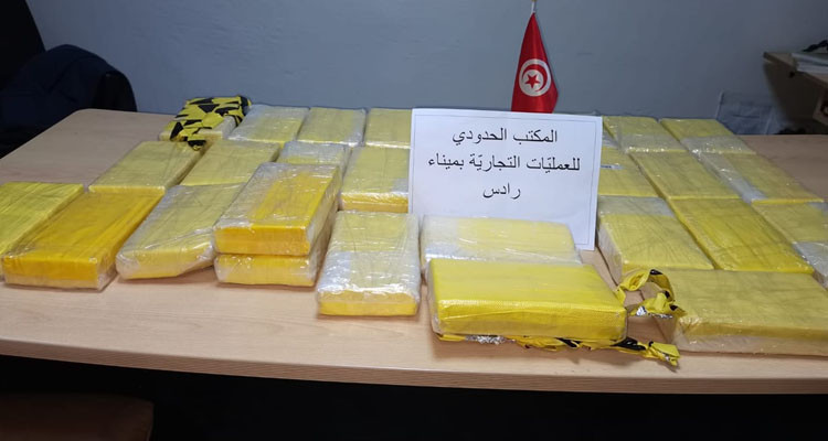 القبض على سائق شاحنة ثقيلة عند محاولته تهريب قرابة 32 كغ من مخدر الهيروين