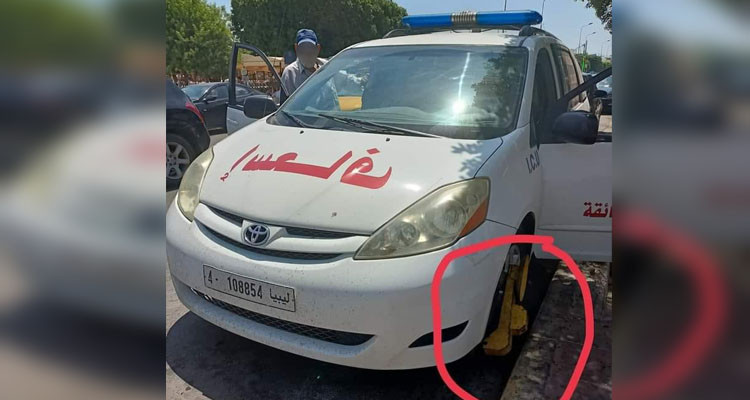 غضب ليبي بعد وضع كبّال لسيارة إسعاف بجزيرة جربة 