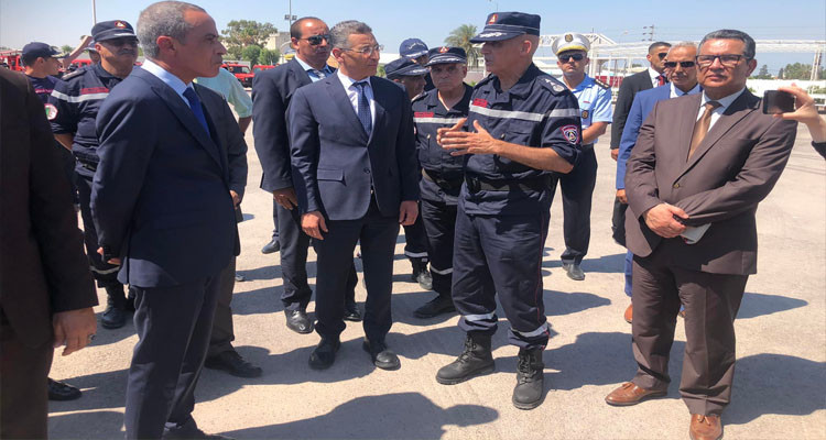 وزير الداخلية يحيي وحدات الإطفاء الجزائرية المساهمة في إخماد حريق بوقرنين 