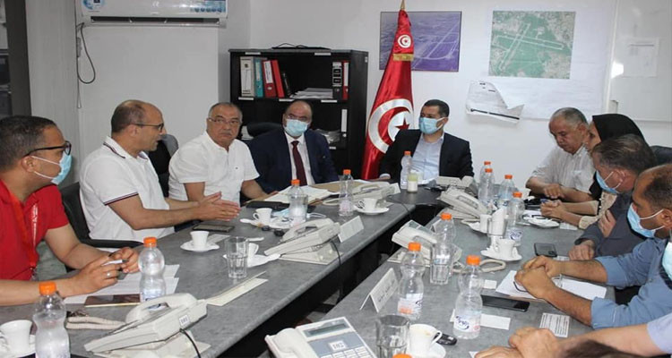 وزير النقل يترأس اجتماع خلية أزمة تعطل سفرات الناقلة الجوية الوطنية 