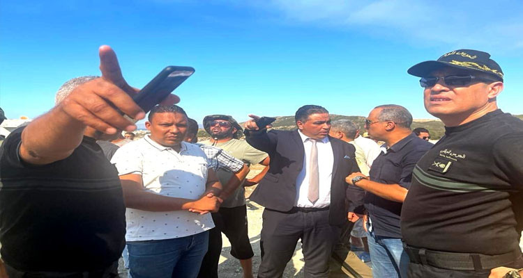 والي بن عروس يعاين عمليات اخماد حرائق جبل برج السدرية 