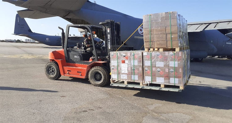 وصول طائرة عسكرية تونسية من الصين محملة بالحبر والمواد الانتخابية 