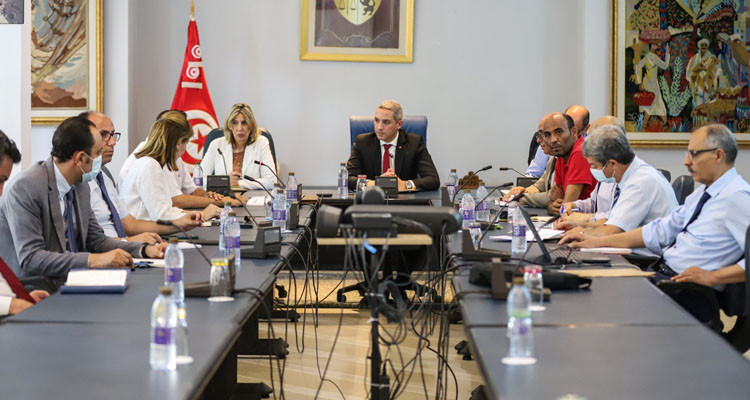 وزير السياحة يشرف على  جلسة عمل استعدادا لاستقبال السياح الجزائريين 