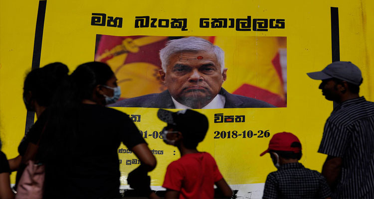 الرئيس السيرلانكي المخلوع يغادر البلاد برفقة زوجته وحارس شخصي 