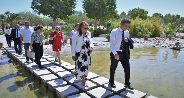 السفير الياباني يعاين تقدم أشغال تهيئة حديقة بلاده بتونس 