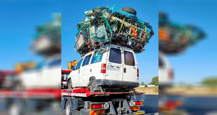 الشرطة الفرنسية تحجز شاحنة حملها سائقها بكم كبير من الأغراض