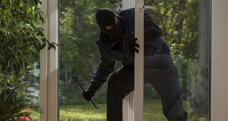 القبض على نفر اقتحم منزل أجنبي واعتدى عليه بالعنف بعد سرقته