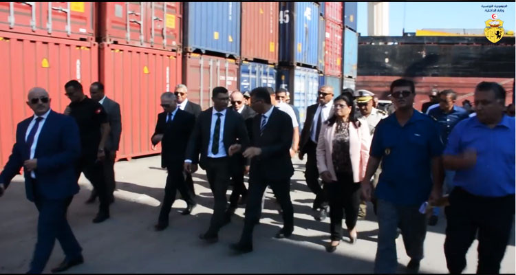 لمتابعة ملف الحاويات العالقة:وزيرا الداخلية والمالية يتحولان إلى ميناء بنزرت