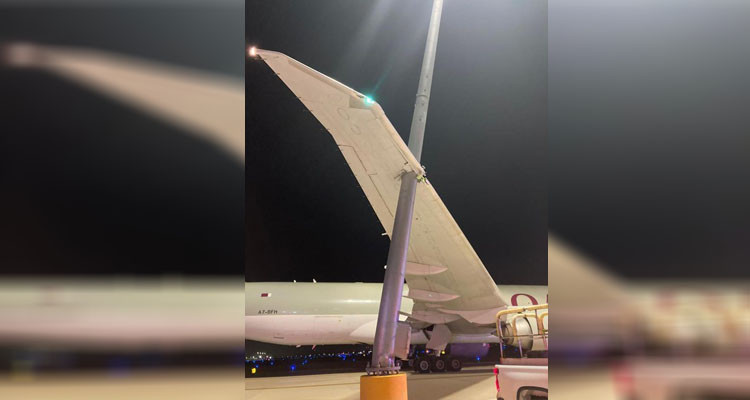 عمود يتسبب في أضرار جسيمة لجناح طائرة الخطوط القطرية 