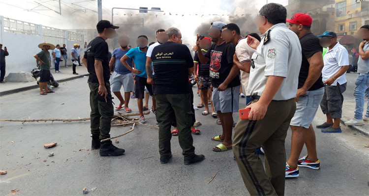 أصحاب رخص بيع التبغ بدوار هيشر يغلقون الطريق الوطنية عدد 7