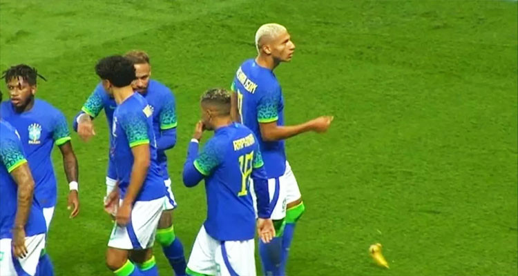 الاتحاد البرازيلي يستهجن رشق بعض أنصار المنتخب لمهاجمه ريتشالسون بالموز 