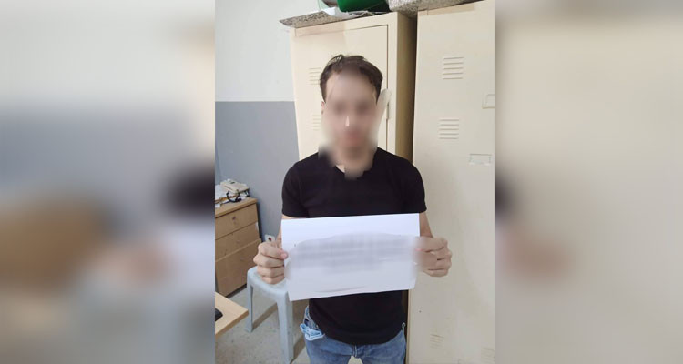 تفطنت صديقته بأنه مروّج مخدرات فعنفها وسدد إليها طعنة سكين على مستوى البطن  