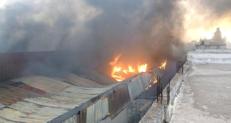 أعوان الحماية المدنية يسيطرون نهائيا  على حريق مصنع الموبيليا بدوار هيشر 