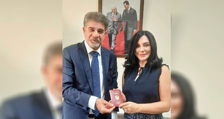 عباس يمنح الجنسية الفلسطينية للممثلة سلاف فواخرجي وكل أفراد عائلتها