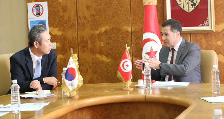 وزير النقل يتباحث فرص التعاون في مجال الخدمة الذكية مع سفير كوريا الجنوبية 