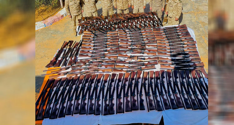 الجيش الوطني يضبط سيارة تهريب محملة بـ199 بندقية صيد وكميات من السجائر