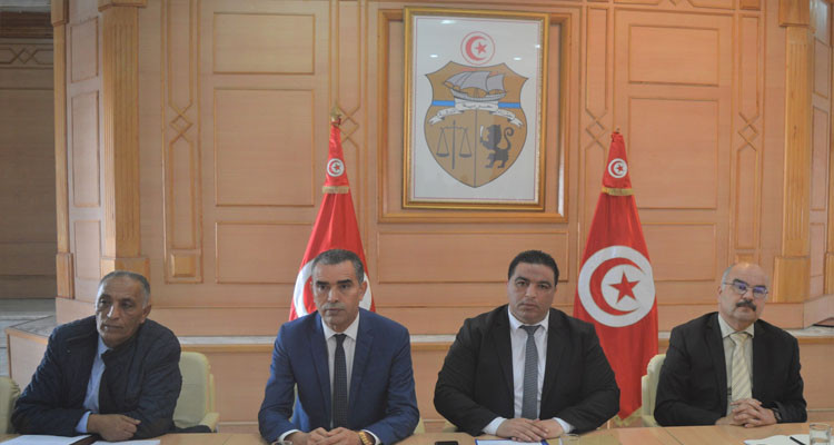 والي بن عروس يترأس جلسة موضوعها التصدي لتهريب الأبقار وإنفلونزا الطيور 