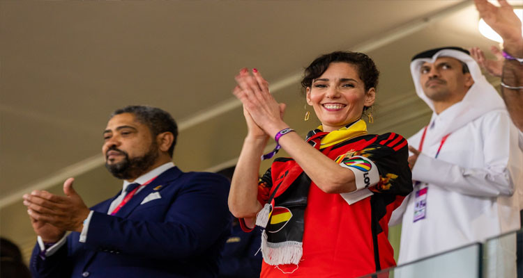 وزيرة الخارجية البلجيكية حاجة الحبيب ترتدي شارة ألوان قوس قزح 