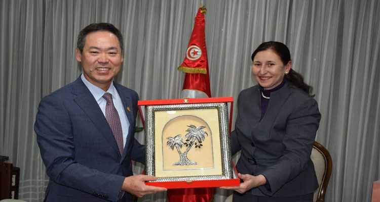 وزيرة التجهيز تتباحث مع السفير الكوري فرص التعاون الثنائي بين البلدين 