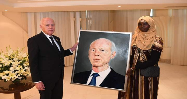 شابة من جزيرة جربة تهدي رئيس الدولة لوحة زيتية  