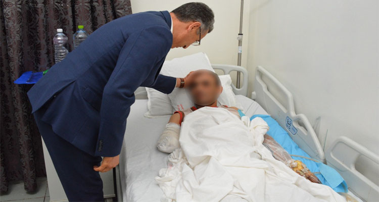 وزير الداخلية يعود عون حرس تعرض لحادث مدرعة أثناء قيامه بمهامه 