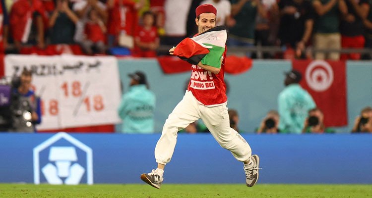 تونسي يتوشح بعلم فلسطين ويقتحم مباراة المنتخب الوطني ونظيره الفرنسي 