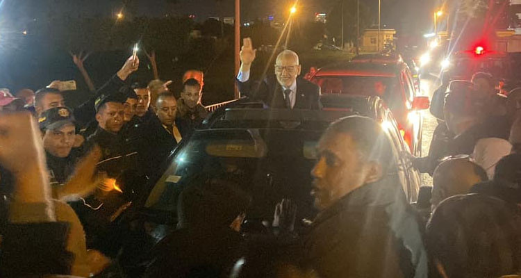 أنصار راشد الغنوشي يحتفون بالابقاء عليه في حالة سراح 