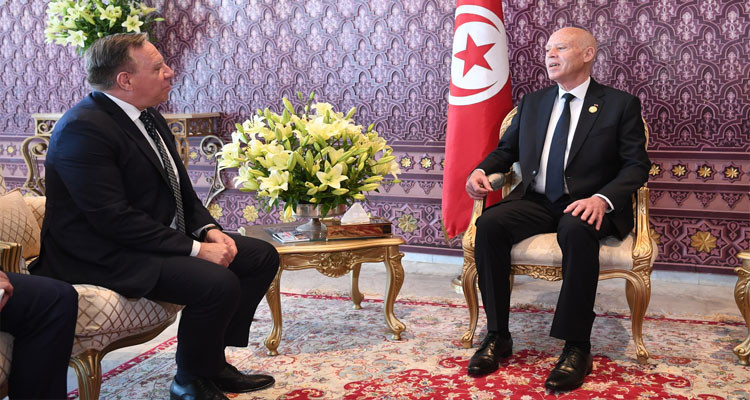 رئيس الدولة يجري محادثة مع الوزير الأول لمقاطعة كيباك الكندية 