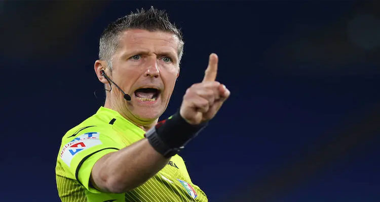 الحكم الإيطالي أورساتو يعطي شارة افتتاح مباريات مونديال قطر