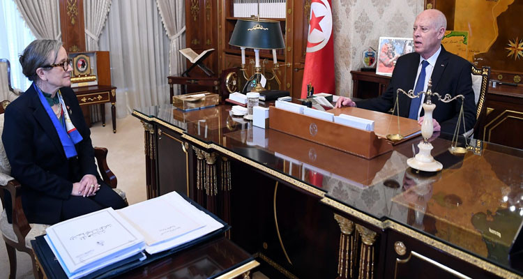 رئيس الدولة يختم قانون المالية ويؤكد ضرورة التصدي للمحتكرين 