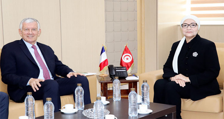 وزيرة العدل تشيد مع السفير الفرنسي بمتانة علاقات التعاون الثنائي 