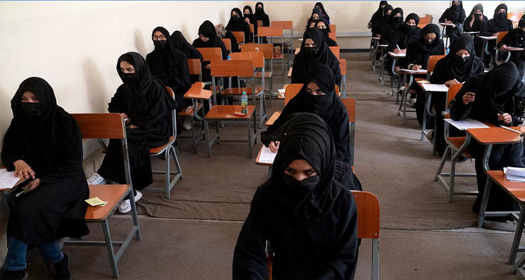 طالبان تقرر: ممنوع على الفتيات الذهاب إلى الجامعة