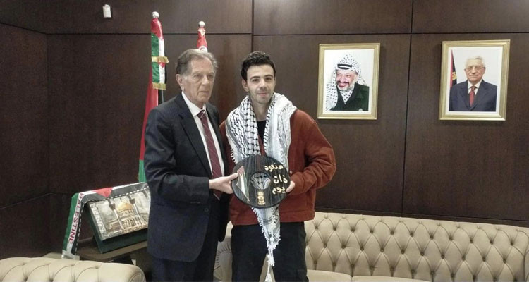 السفير الفلسطيني يكرم الشاب الذي اقتحم مباراة المنتخبين الفرنسي والتونسي  