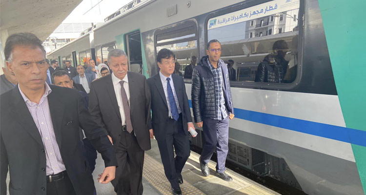 السفير الياباني بتونس يقوم بجولة على متن قطار الضاحية الجنوبية 